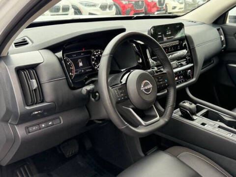 2025 Nissan Pathfinder SL