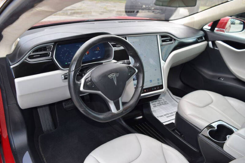 2015 Tesla Model S 85D photo 16