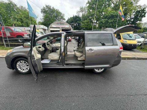 2011 Toyota Sienna XLE 7-Passenger Auto Access Seat