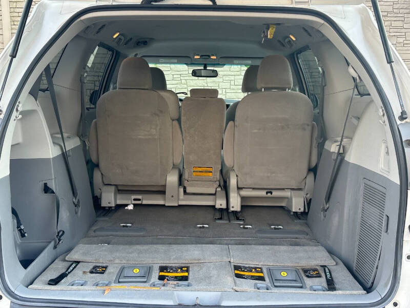 2011 Toyota Sienna LE photo 30