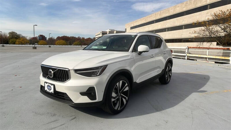 2025 Volvo XC40 B5 Plus Bright Theme