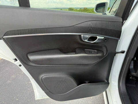 2020 Volvo XC90 T6 Momentum 6-Passenger