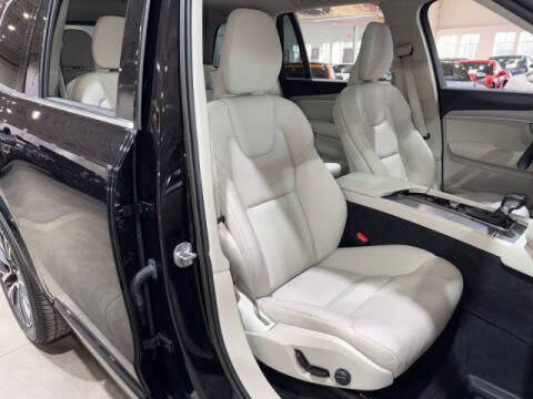 2022 Volvo XC90 T5 Momentum
