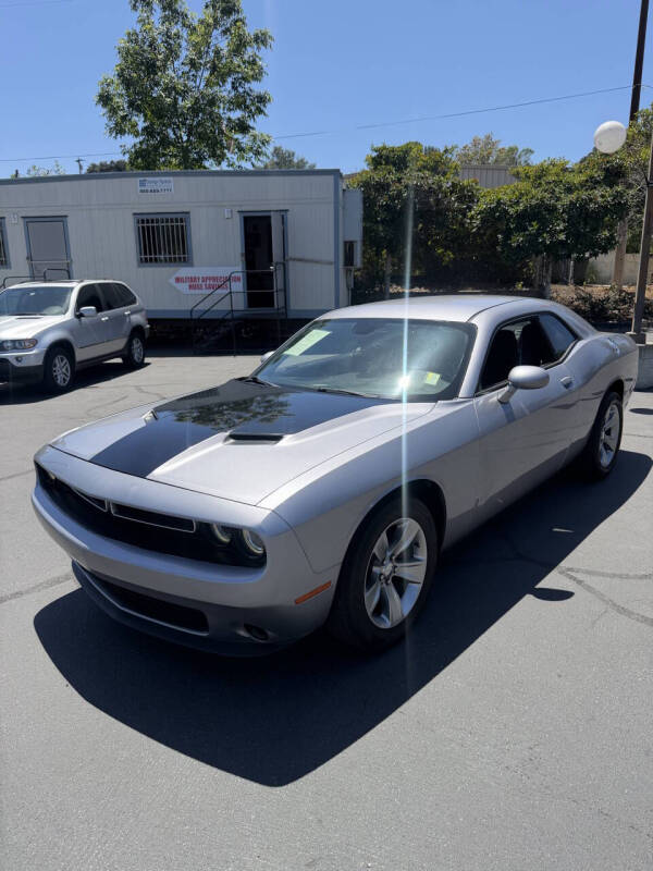 2016 Dodge Challenger SXT's photo