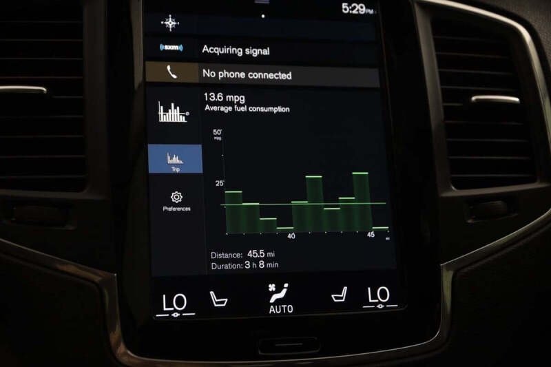 2022 Volvo XC90 T6 Momentum 7-Passenger