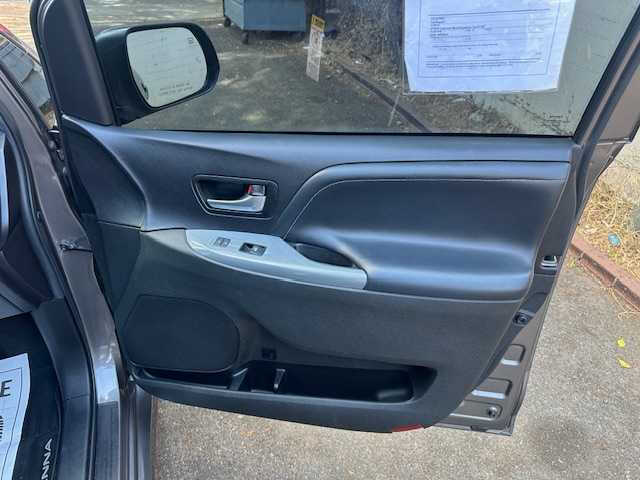 2017 Toyota Sienna SE Premium 8-Passenger