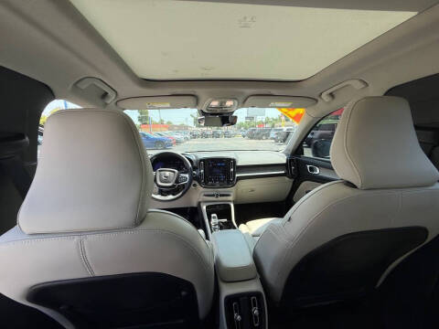 2023 Volvo XC40 B5 Plus Dark Theme