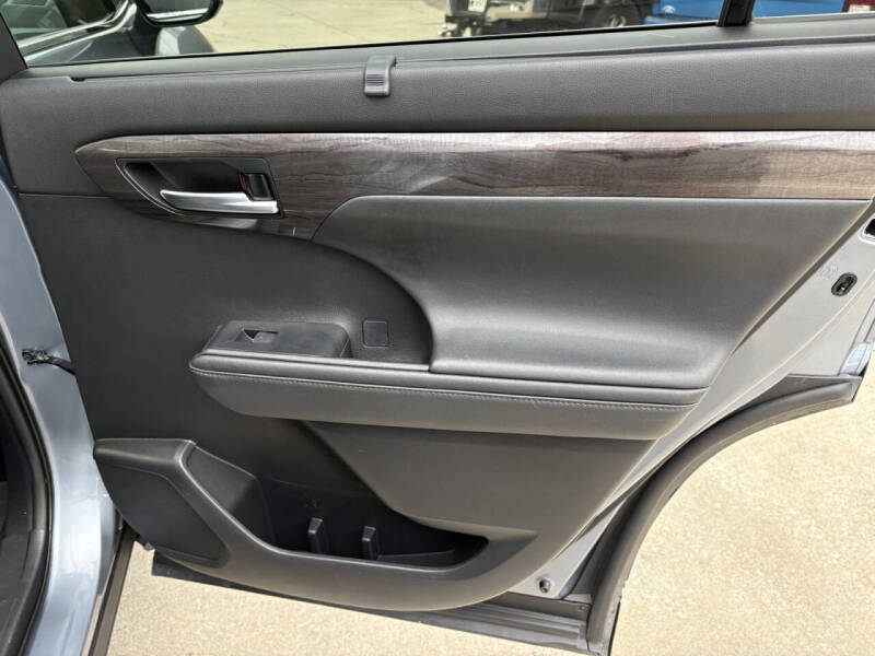 2021 Toyota Highlander Hybrid Platinum