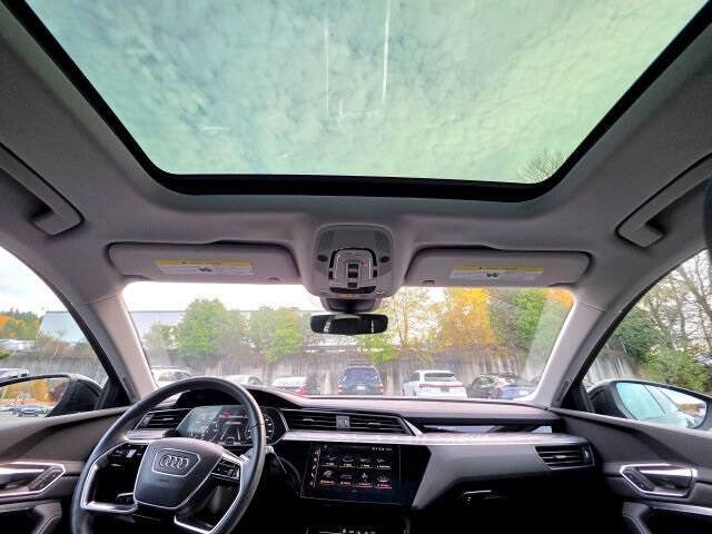 2022 Audi e-tron quattro Premium