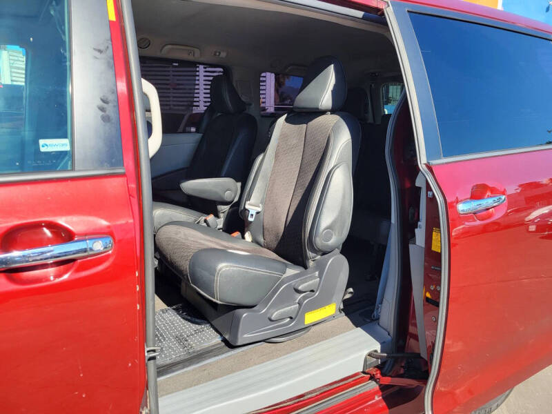 2013 Toyota Sienna SE 8-Passenger