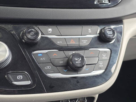 2022 Chrysler Voyager LX