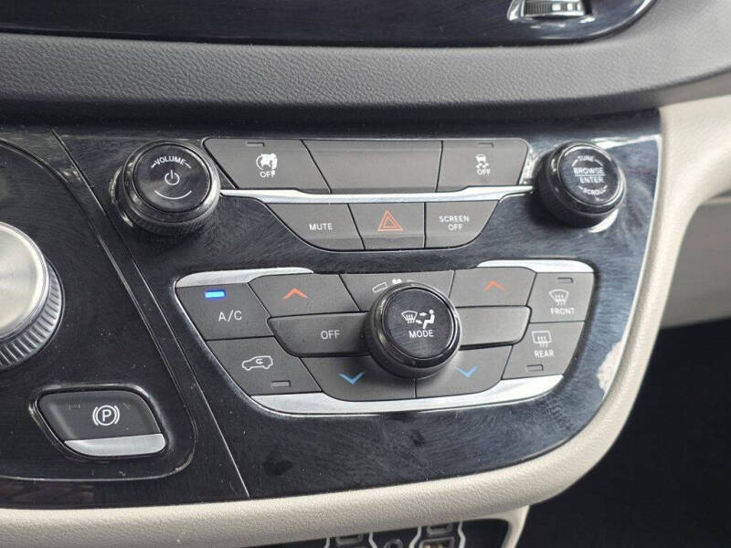 2022 Chrysler Voyager LX