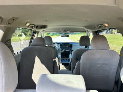 2011 Toyota Sienna LE 7-Passenger Auto Access Seat