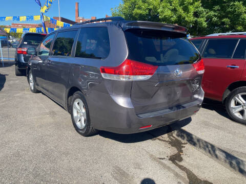 2014 Toyota Sienna LE 8-Passenger