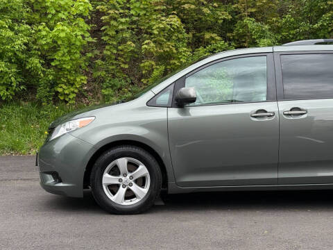2014 Toyota Sienna LE 8-Passenger