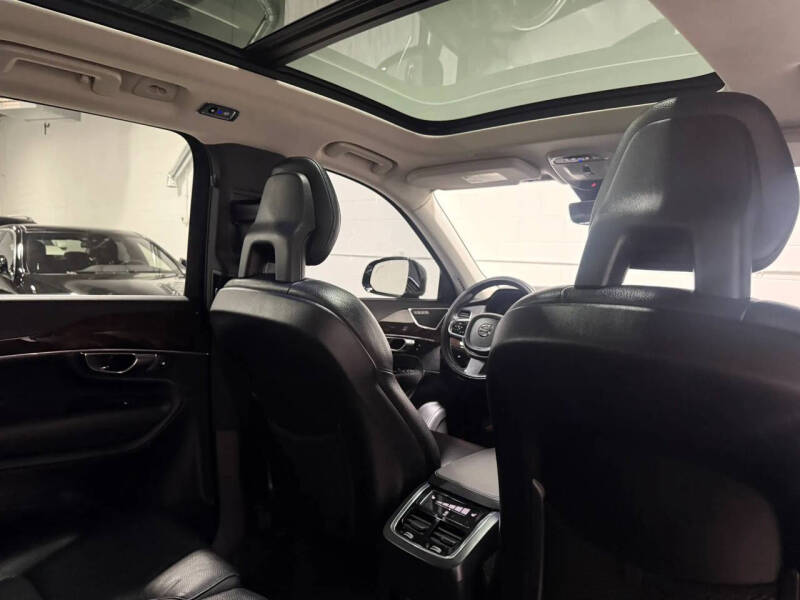 2016 Volvo XC90 T6 Momentum