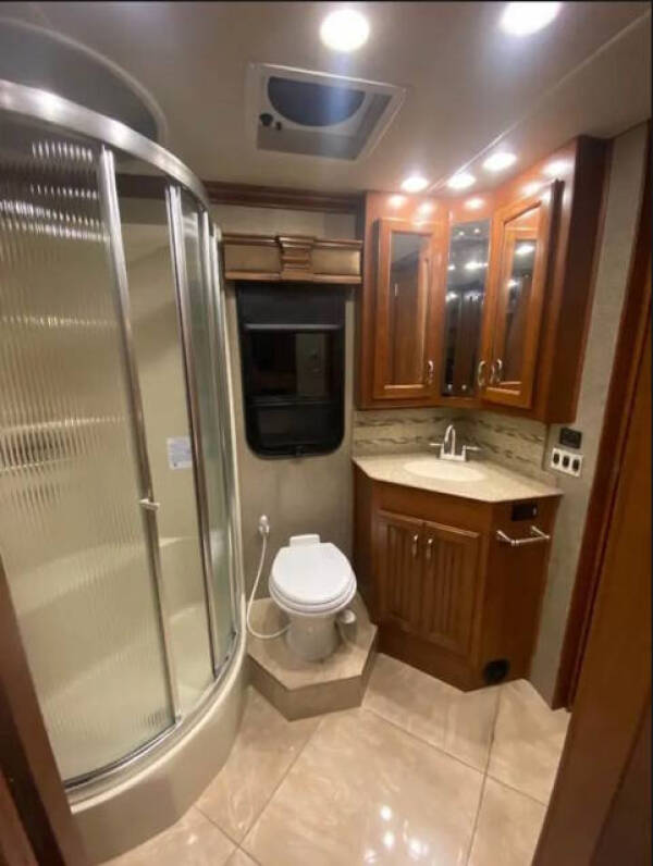 2015 Fleetwood RV Discovery 40G