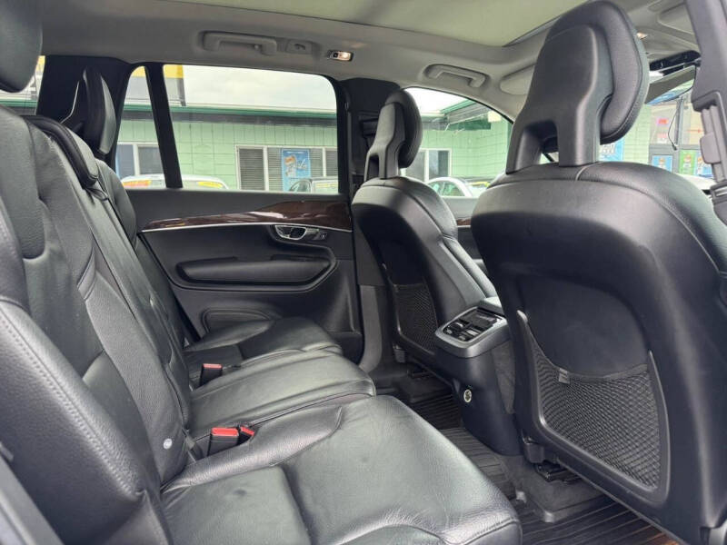 2016 Volvo XC90 T6 Momentum
