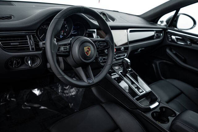 2025 Porsche Macan T