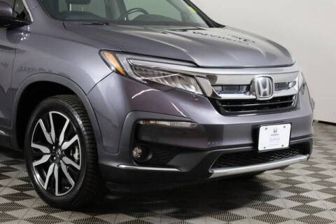 2019 Honda Pilot Touring w/Rear Captain's Chairs