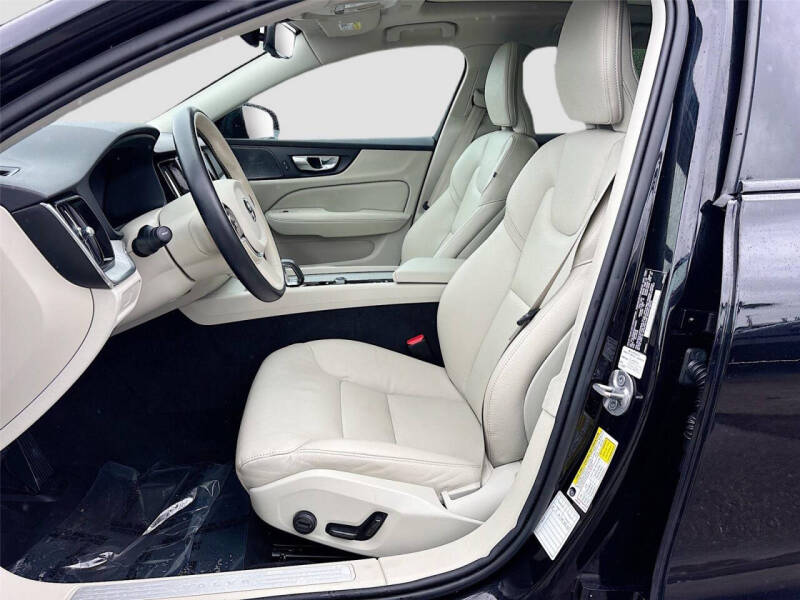 2025 Volvo V60 Cross Country B5 Plus