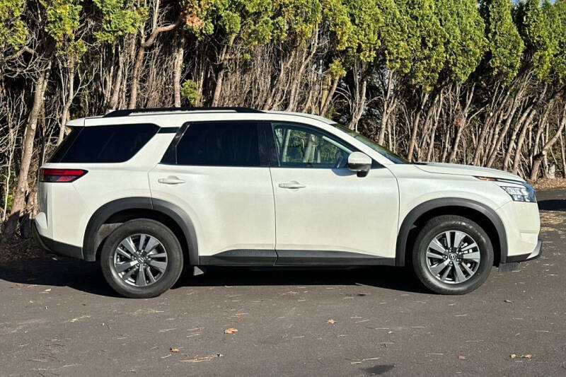 2024 Nissan Pathfinder SV