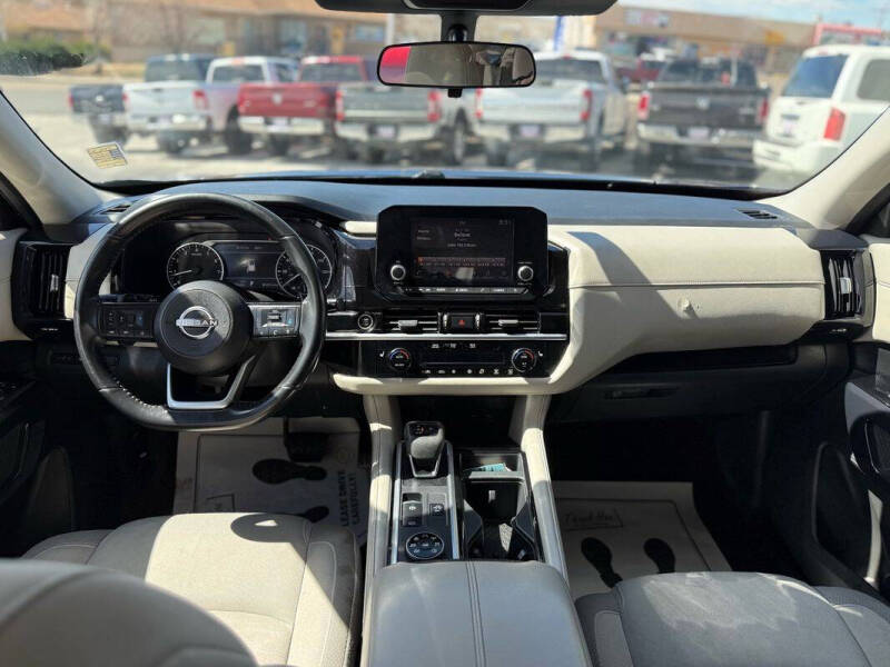 2022 Nissan Pathfinder SV