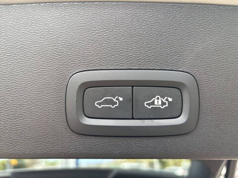 2024 Volvo XC40 B5 Plus Bright Theme