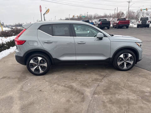 2025 Volvo XC40 B5 Plus Bright Theme