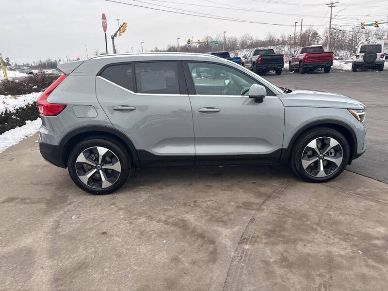 2025 Volvo XC40 B5 Plus Bright Theme