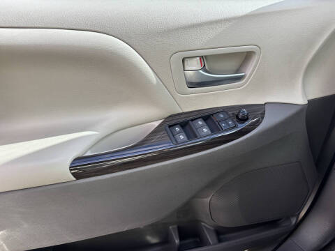 2015 Toyota Sienna XLE 7-Passenger Auto Access Seat