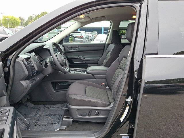 2023 Nissan Pathfinder SV