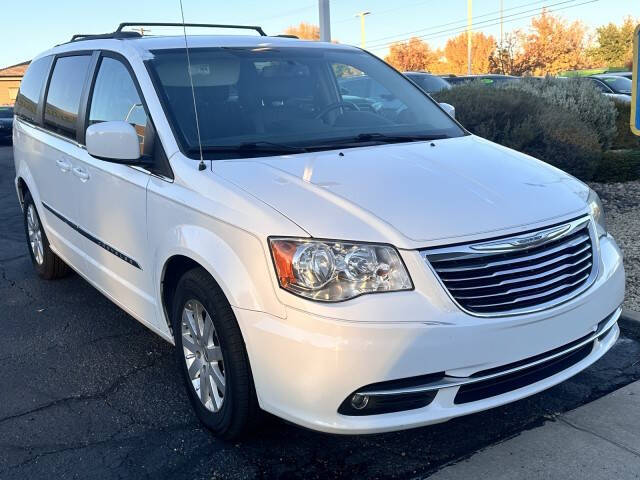 2015 Chrysler Town & Country Touring's photo