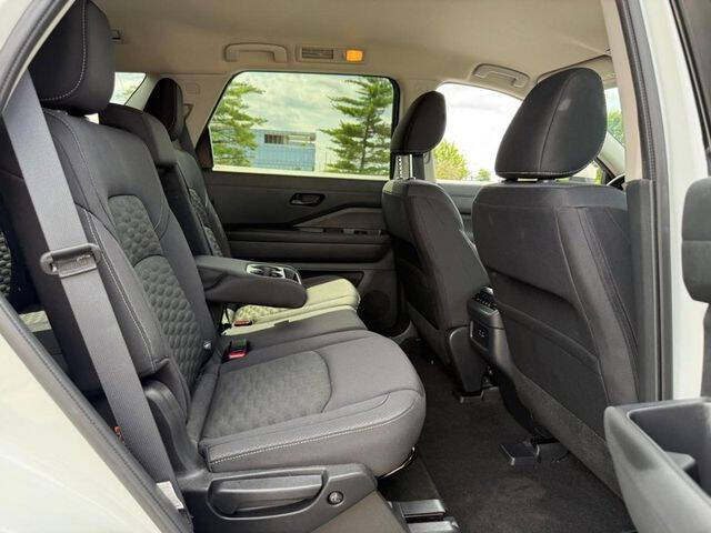 2024 Nissan Pathfinder SV