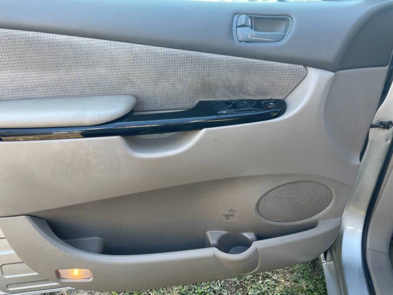 2005 Toyota Sienna LE 8 Passenger