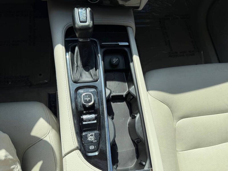 2016 Volvo XC90 T6 Momentum