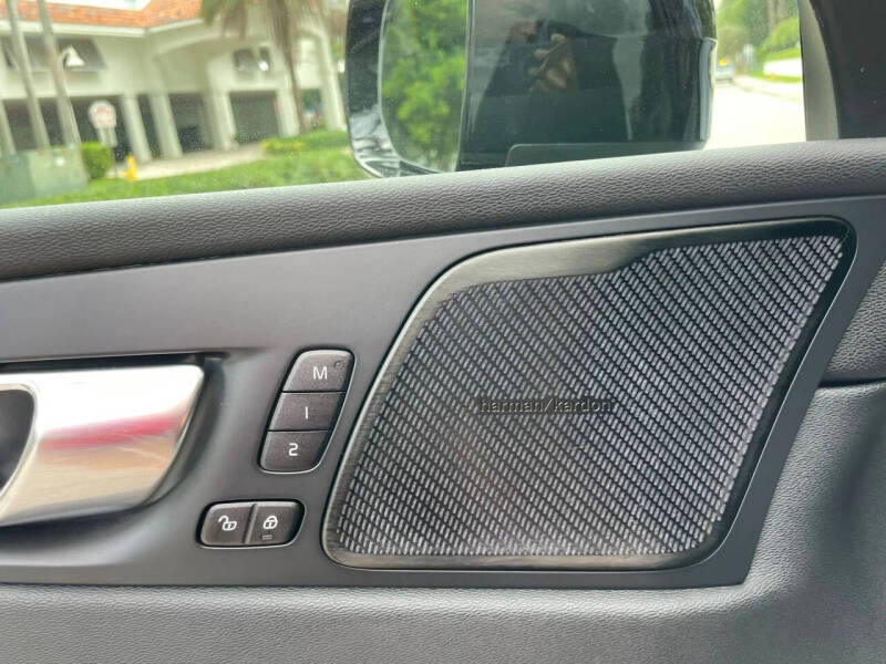 2023 Volvo XC60 B5 Ultimate Dark Theme