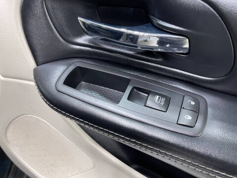 2016 Chrysler Town and Country Touring