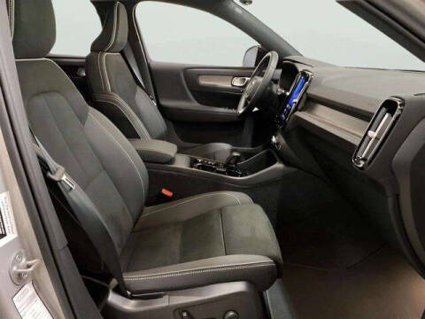 2025 Volvo XC40 B5 Plus Dark Theme