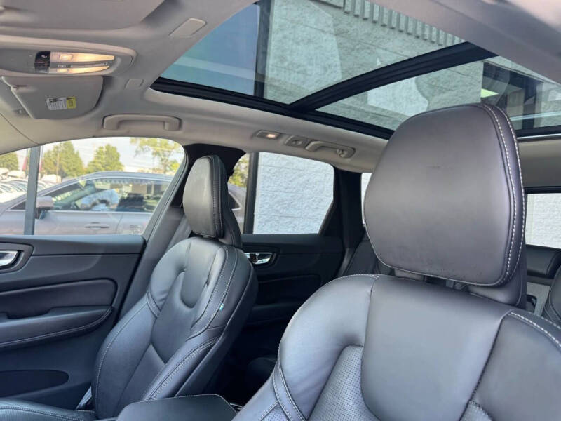 2023 Volvo XC60 B5 Ultimate Bright Theme