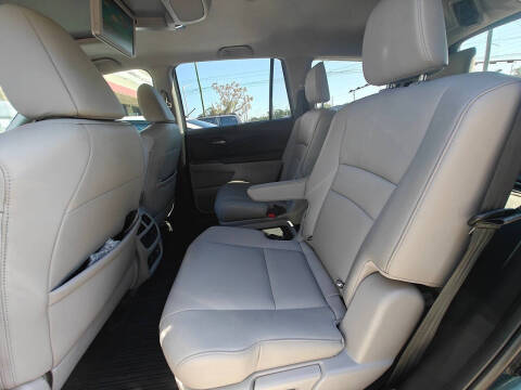2020 Honda Pilot Touring w/Rear Captain's Chairs