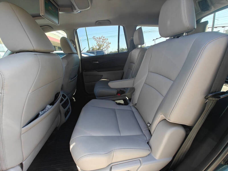 2020 Honda Pilot Touring w/Rear Captain's Chairs