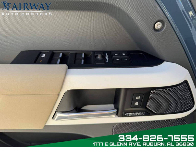 2023 Land Rover Defender 110 SE