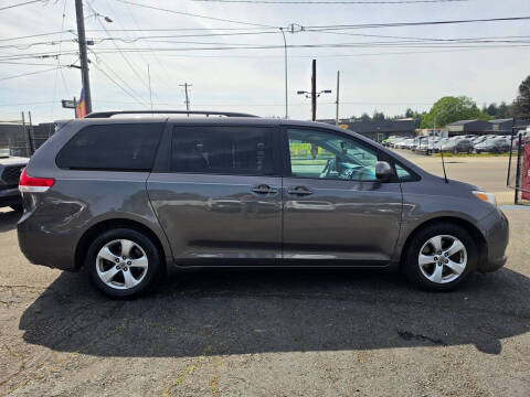 2013 Toyota Sienna LE 8-Passenger
