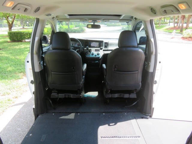 2017 Toyota Sienna SE Premium 8-Passenger