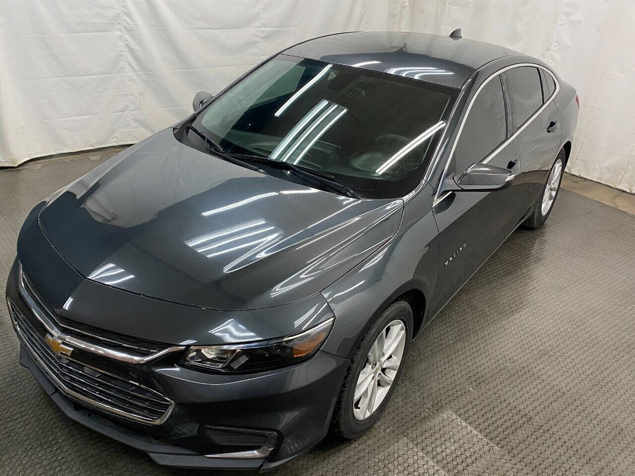 2018 Chevrolet Malibu LT 4dr Sedan - Gray exterior view 5
