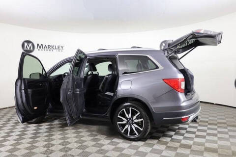 2019 Honda Pilot Touring w/Rear Captain's Chairs