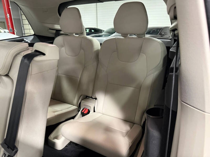 2016 Volvo XC90 T6 Momentum