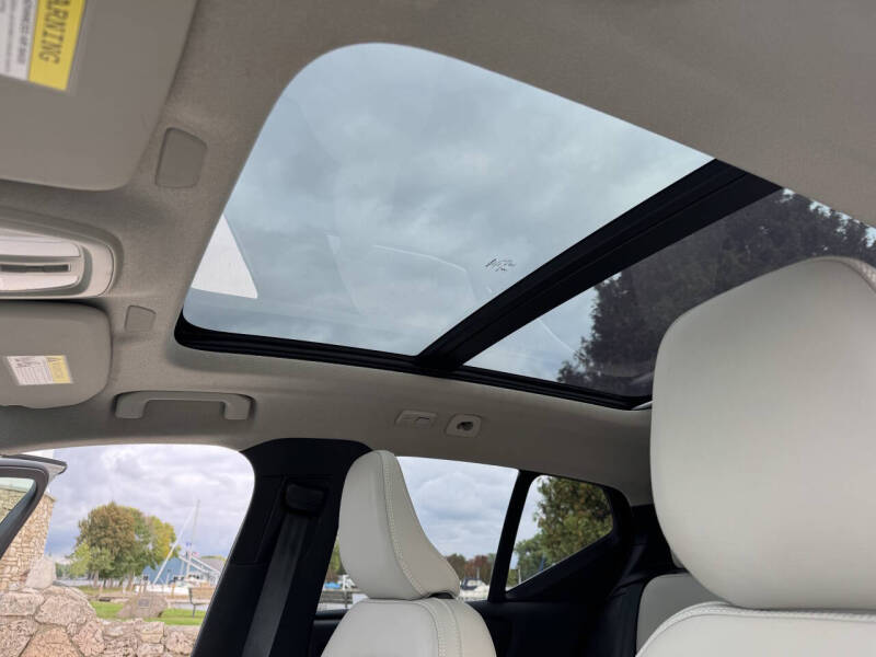 2024 Volvo XC40 B5 Plus Bright Theme