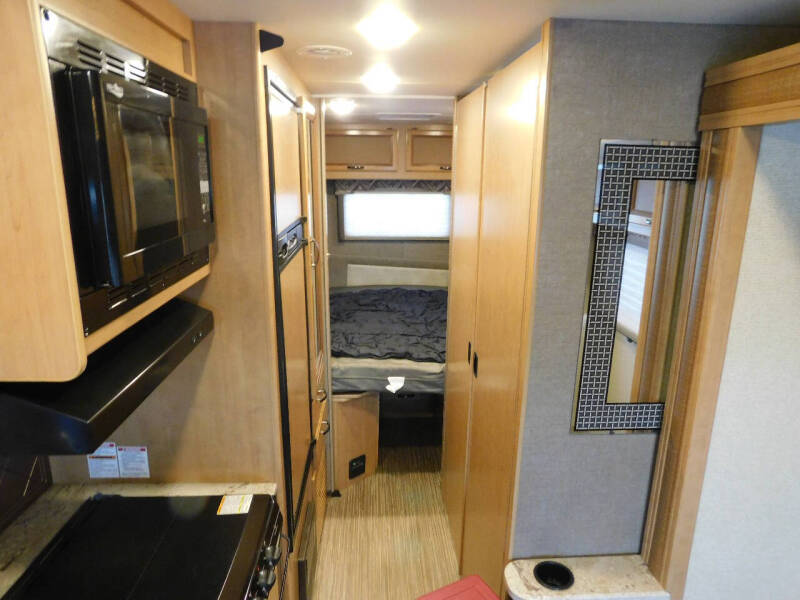 2017 Thor Motor Coach Axis